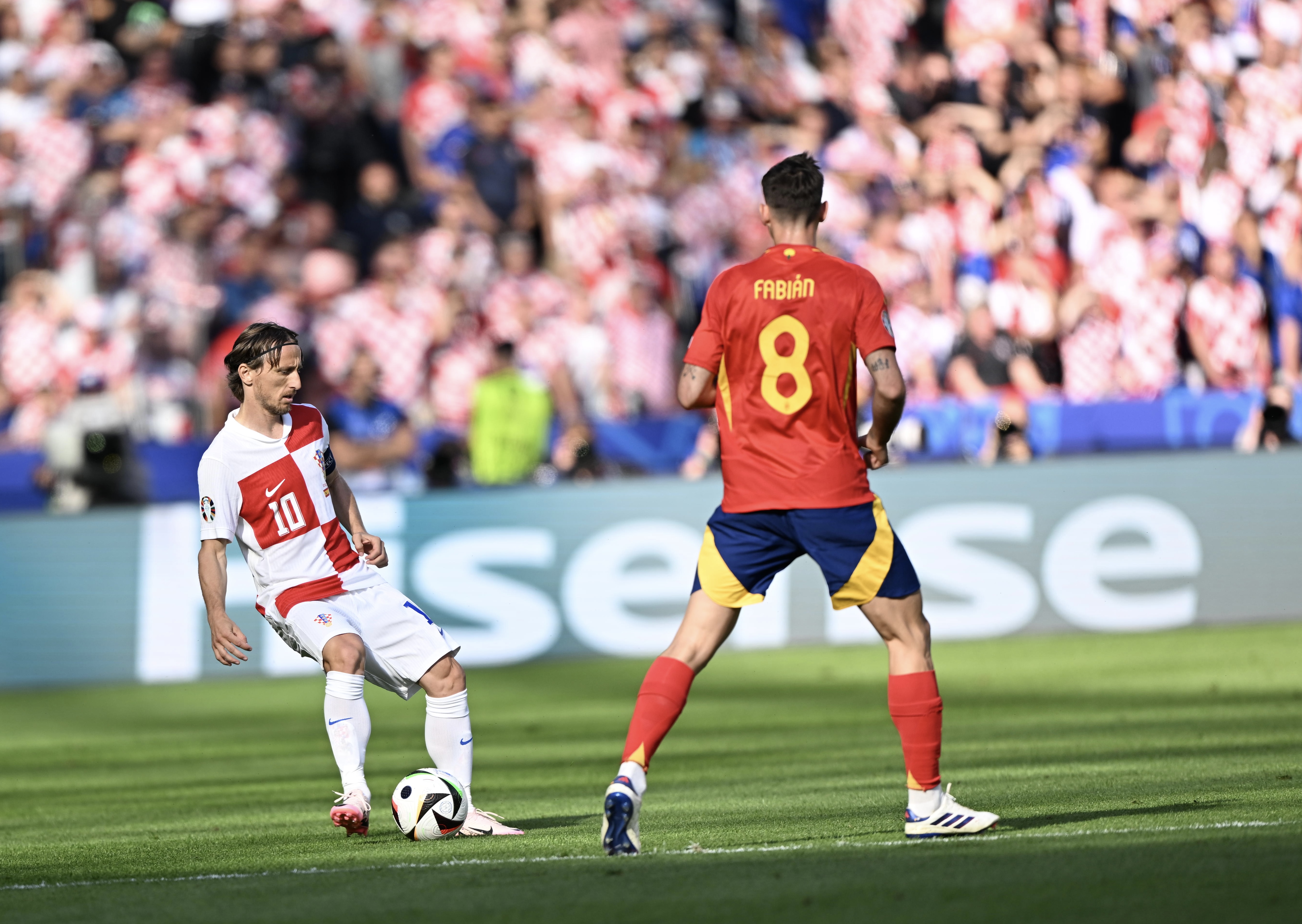 bob体育-欧洲杯资格赛比拼即将打响，看球迷如何为胜利加油的简单介绍