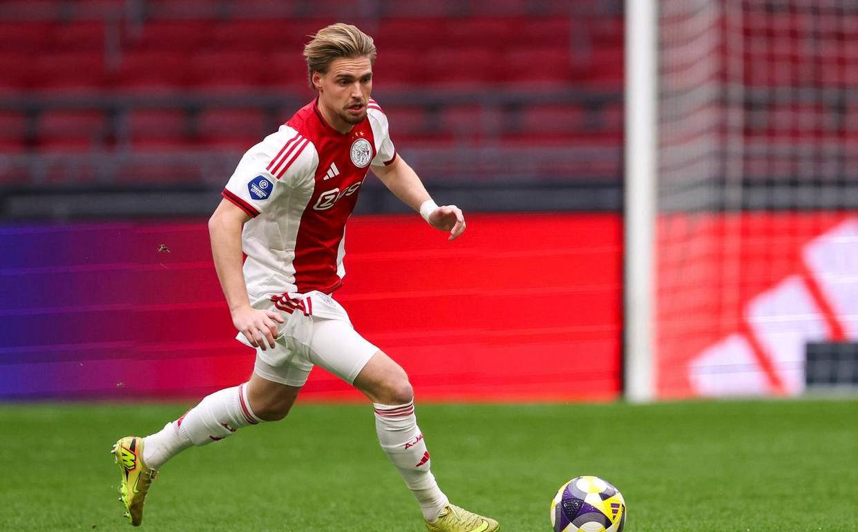 阿贾克斯队员传球成功，引领球队取胜的简单介绍